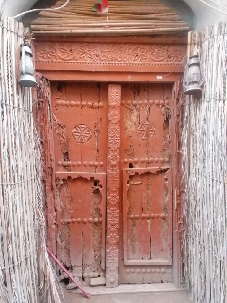 2023-04-08 Rustaq, eine Türe öffnet sich